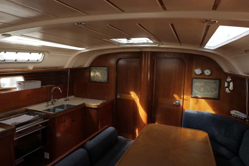 3h Whale Watching Share Tour Beneteau Oceanis 440 - The guide and language: what to expect in practice