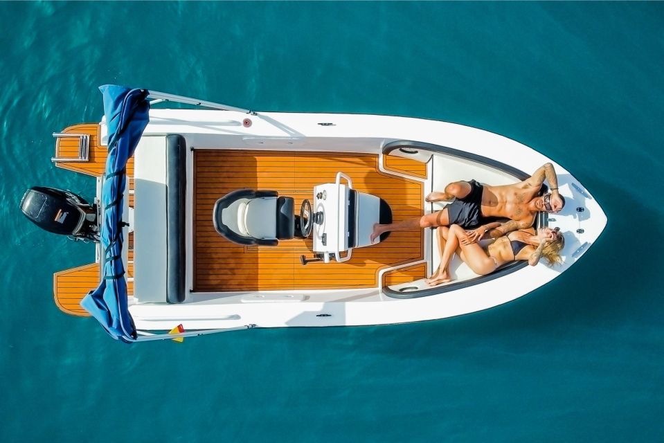 Flow into the ocean without license and discover Adeje - Being captain without a license: what you’re actually doing out there