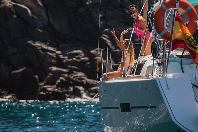 PRIVATE YACHT CHARTER VOYAGE, Food & Drinks included! - Wildlife spotting with Dani: whales, dolphins, and why guidance matters