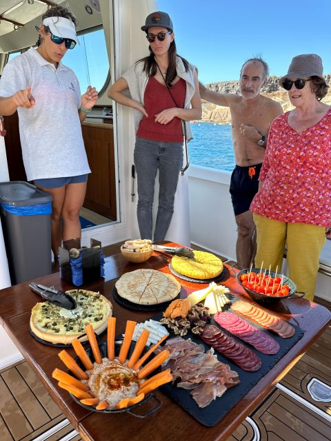 Puerto Colon : Shared/private boat trip with snack & Drinks - Tapas, Unlimited Drinks, and the Real Reason Food Makes This Tour Work