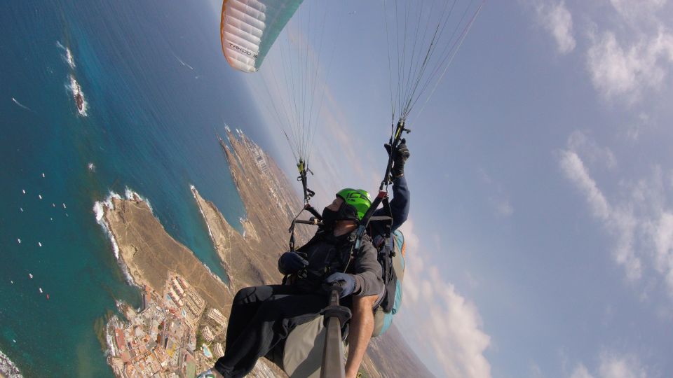 Santa Cruz de Tenerife: Acrobatic Paragliding Flight - The in-air show: tight turns, fast spirals, dizzying descents