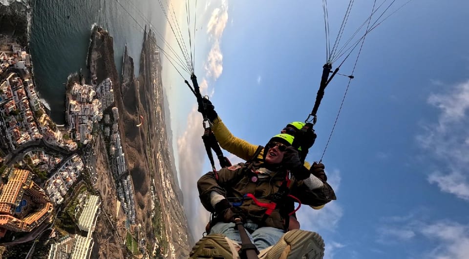 Santa Cruz de Tenerife: Acrobatic Paragliding Flight - Languages on the day: Spanish, English, French, German